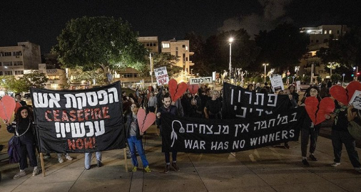 Gazze'de ateşkes talep eden Yahudi aktivistler Tel Aviv'de gösteri düzenledi.