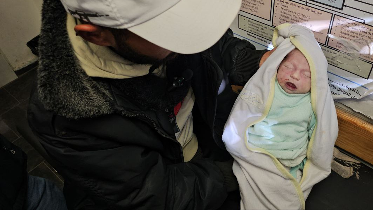 Gazze'de bir bebek daha soğuktan donarak öldü!