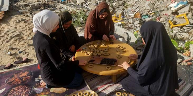 Gazze’de buruk bayram! Gelenekleri yaşatmaya çalışıyorlar