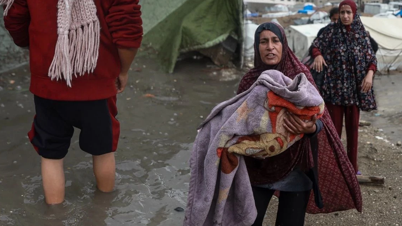 Gazze'de çadırları şimdi de lağım suları bastı!