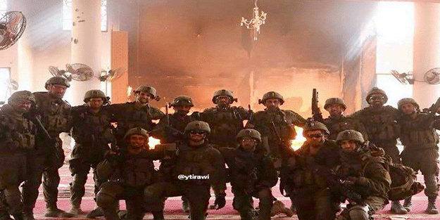 Gazze'de cami yakan siyonist askerler bir de poz verdi!