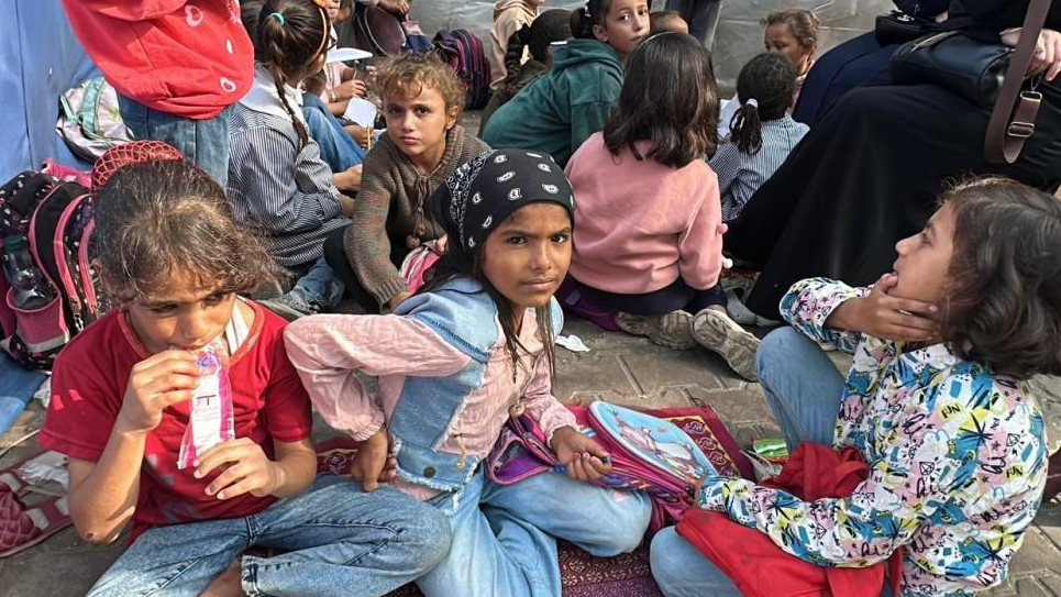 Gazze’de çocuklar enkazın arasında ders başı yaptı: Tahta yok, sıra yok… Ama umut var