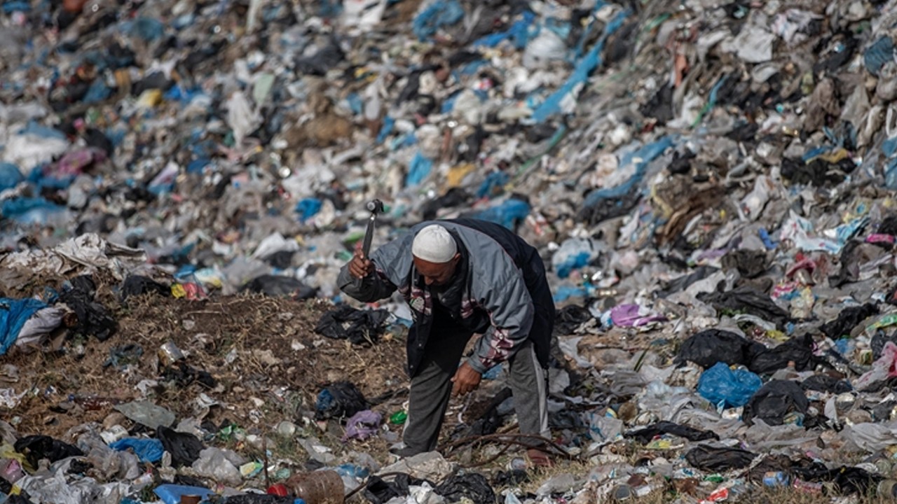Gazze’de çöp krizi devam ediyor: Miktar Çeyrek milyon tonu aştı! İşgalci Siyonist rejim’in yol açtığı zulüm