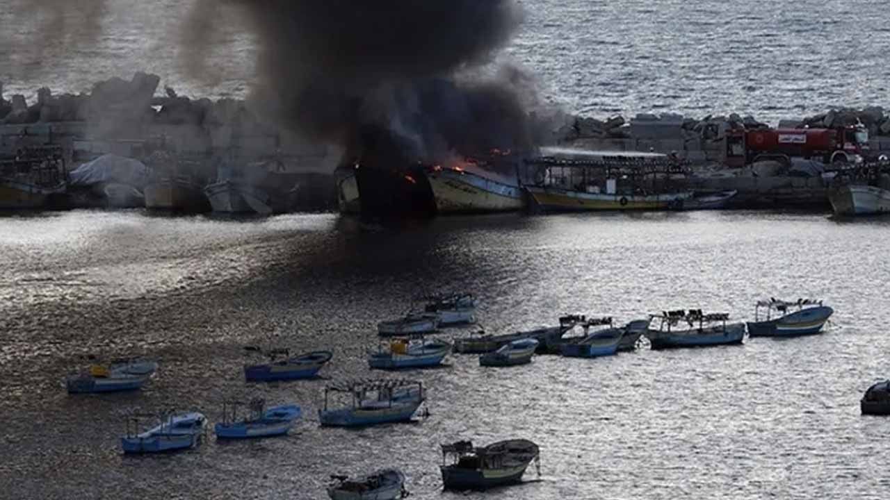 Gazze’de denizde saldırı! İsrail askerleri balıkçıları alıkoyup tekneleri havaya uçurdu