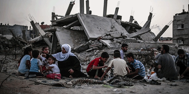 Gazze'de enkaz arasında iftar