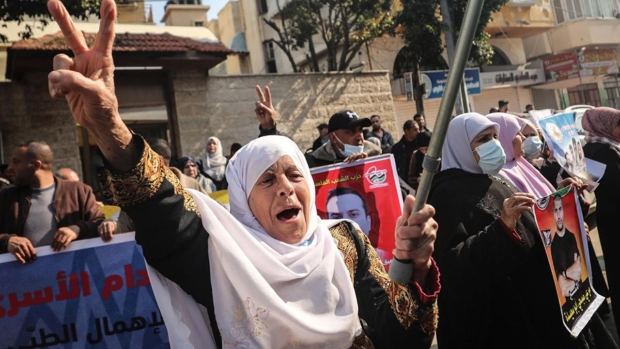 Gazze’de esir yakınlarından feryat: 'Zindanlardaki sistematik cinneti durdurun!'
