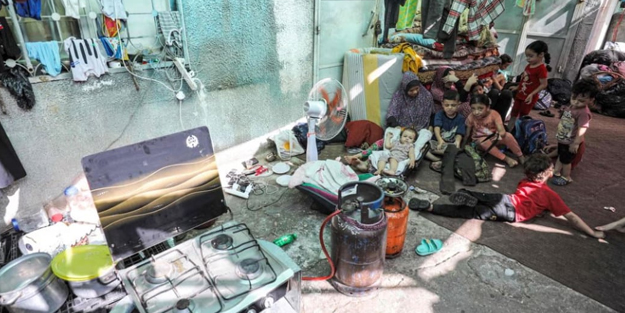 Gazze'de Filistinliler zorlu şartlarla karşı karşıya! Müslümanlar fırın ve su deposunun önünde kuyruk oluşturdu!