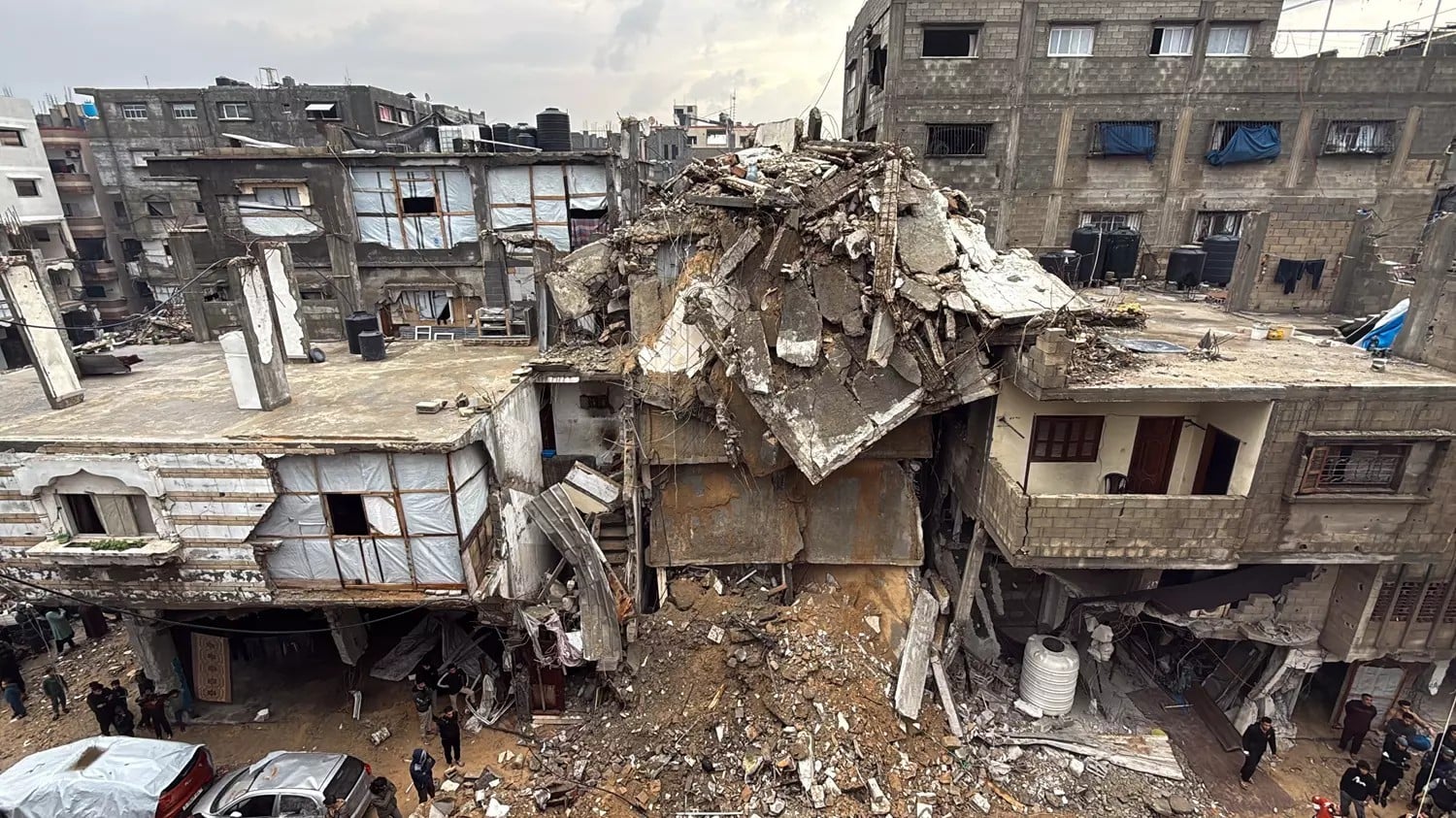 Gazze’de fırtına nedeniyle çöken bir binanın enkazından 6 Filistinlinin cenazesi çıkarıldı