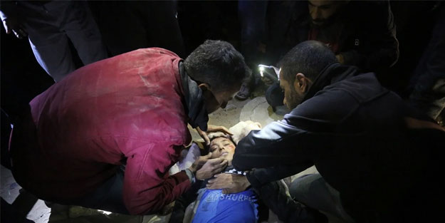 Gazze'de gece boyunca enkazdan çocuk çıkardılar...