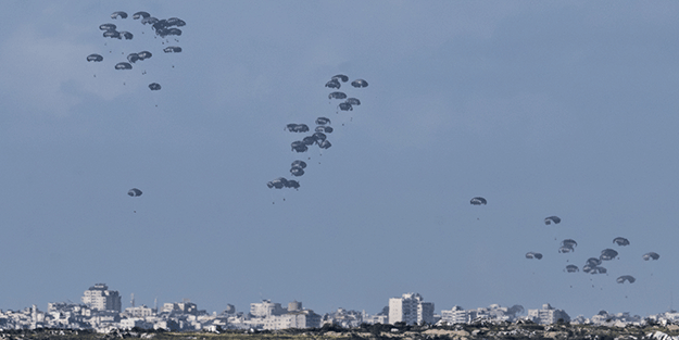 Gazze'de havadan bırakılan yardımlar 5 kişinin ölümüne sebep oldu!