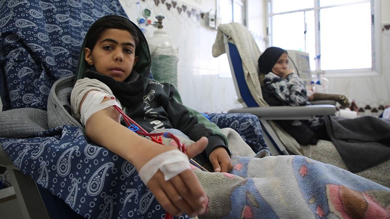 Gazze’de makineye bağlı çocuklar hayatta kalma mücadelesi veriyor