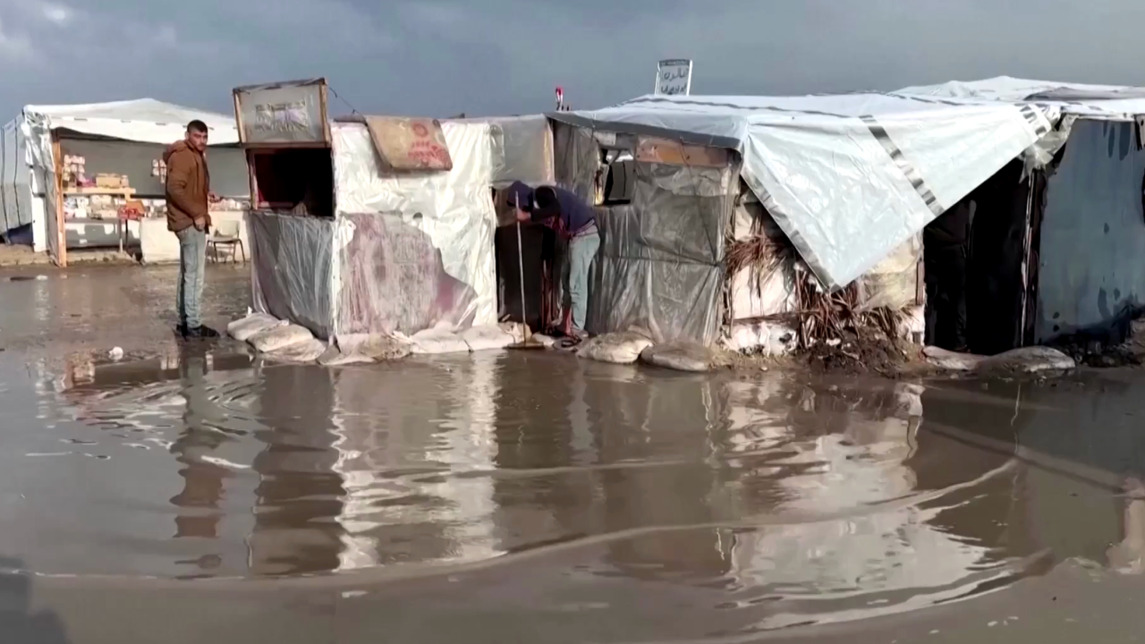 Gazze’de ölümcül çaresizlik: Çadırlar Sel Sularına Teslim Oldu!
