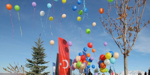 Gazze’de şehid olan çocuklar anısına gökyüzüne balon bırakıldı