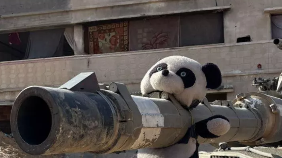 Gazze’de sözün bittiği yer! Bu alçaklara diyecek söz bulamıyoruz: Şehid çocuğun oyuncağı tank namlusunda!