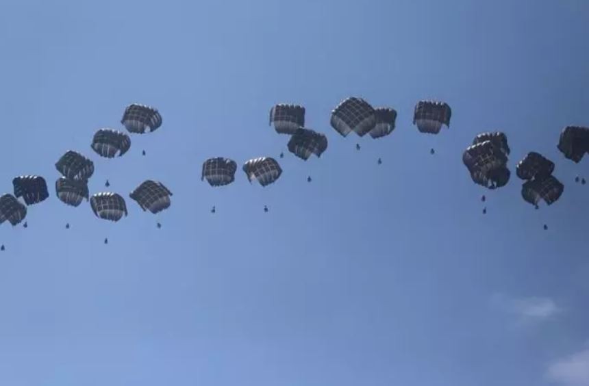 Gazze'de yaşayan mazlumlar yardım beklerken şoka uğradı! Paraşütler açılmayınca çok sayıda kişi şehit oldu