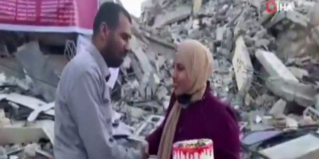 Gazze'deki enkazın içinde duygulandıran doğum günü sürprizi