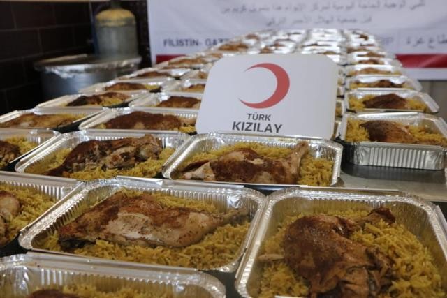 Gazze’deki mazlumlara Kızılay’dan sıcak yemek