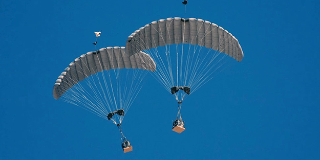 Gazze'deki Sahra Hastanesi'ne paraşütle tıbbi malzeme ulaştırdılar