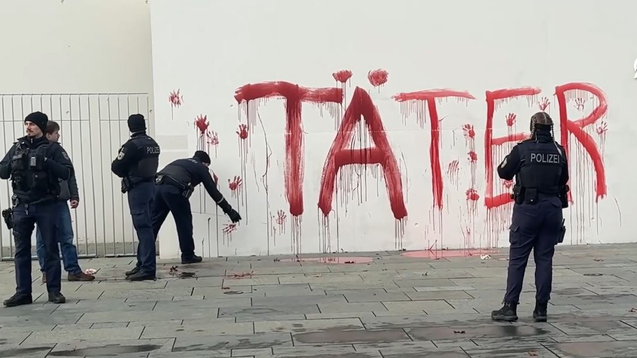 Gazze’deki soykırımın ortakları ifşa edildi: Alman Başbakanlık binasına kırmızı boyayla ‘failler’ yazıldı