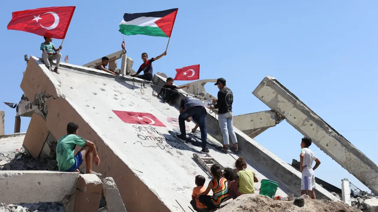 Gazze'den 15 Temmuz'a anlamlı selam: Halisdemir'in portresi yıkıntılar arasında duvara işlendi