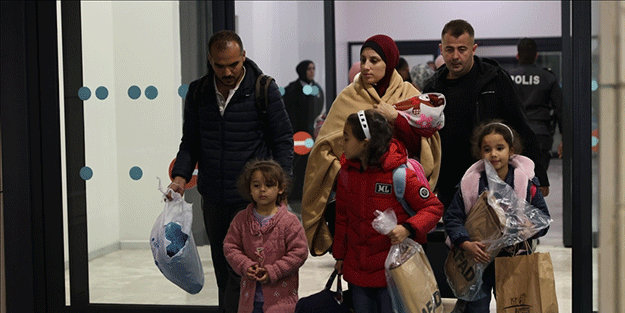 Gazze'den tahliye edilen Türkiye ve KKTC vatandaşları İstanbul'a geldi