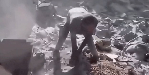 Gazzeli çaresiz babanın kahreden görüntüsü! 'Dört evladımı arıyorum'