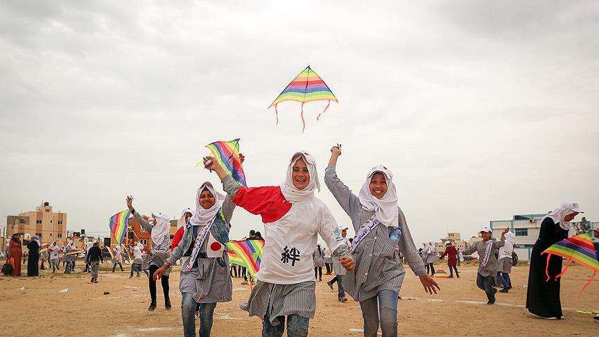 Gazzeli çocuklar deprem kurbanlarını uçurtmalarla andı