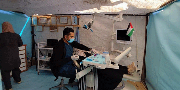 Gazzeli diş hekimi hastalarını çadırda tedavi ediyor!