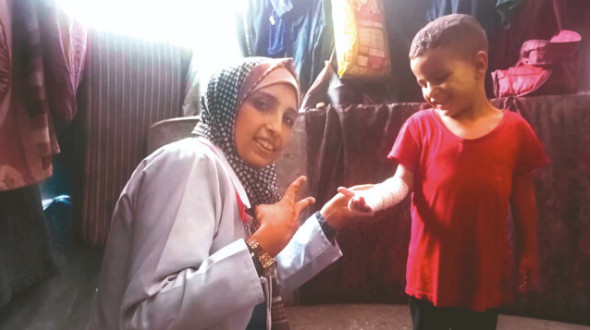 Gazzeli doktor çadır çadır şifa dağıtıyor