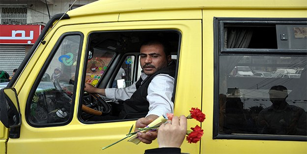 Gazze'li gençler çiçek dağıttı