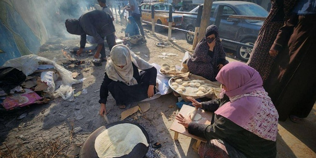 Gazzeli kadınlar sokaklarda ekmek pişiriyor
