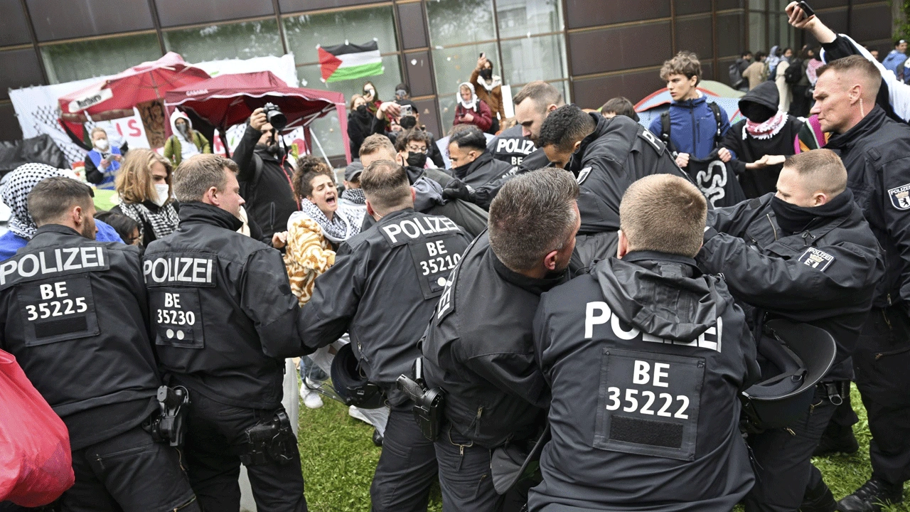 Gazzeli mazlumları destekleyenlere de zulüm! Siyonistler katletti Alman polisi saldırdı