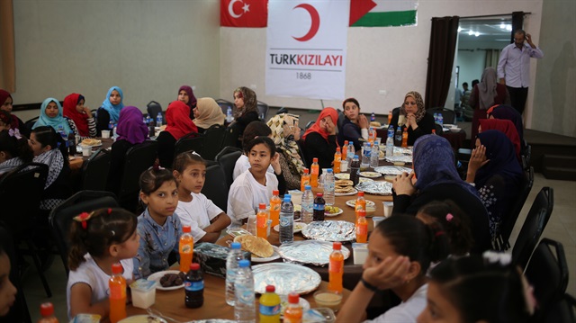 Gazzeli yetimlere iftar