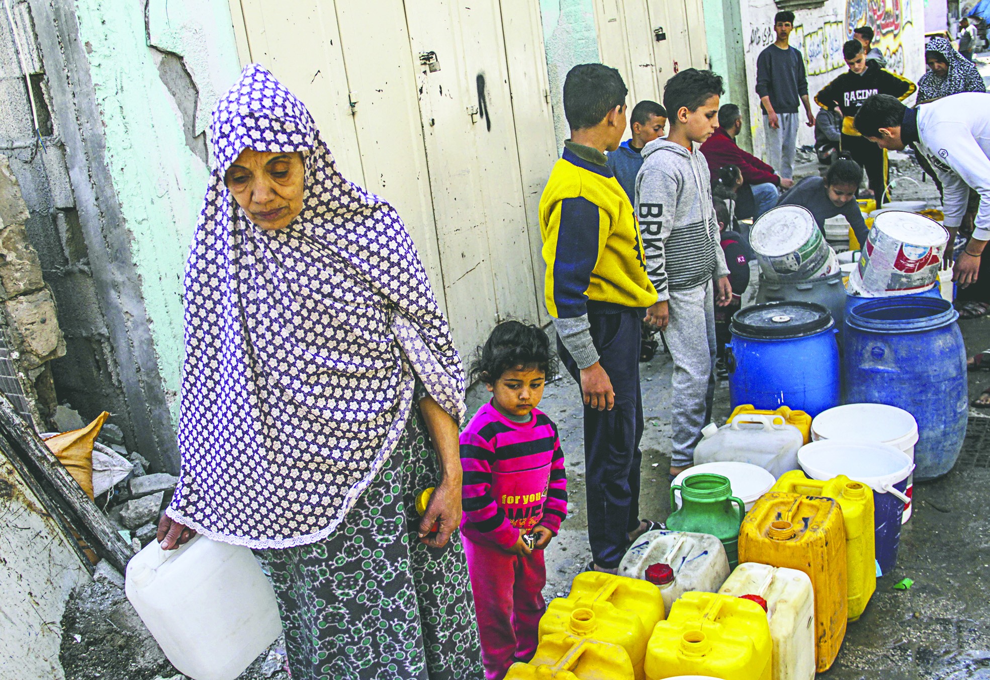 Gazzeliler, bir yudum su için saatlerce bekliyor!