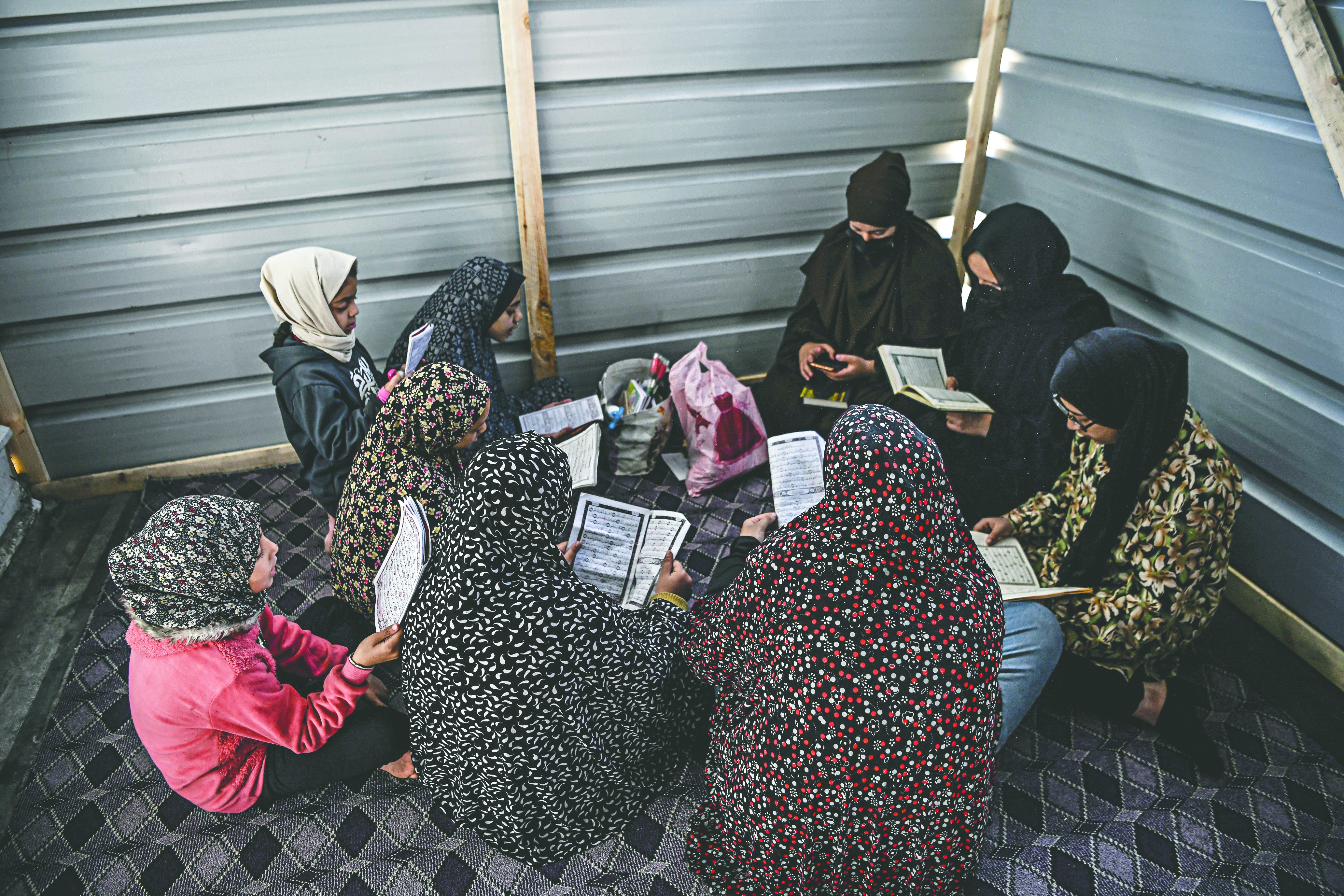 Gazzeliler okullarda itikafa girdi