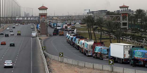 Gazze'ye gönderilen yardım tırları içeri alınmayınca kilometrelerce kuyruk oluştu!