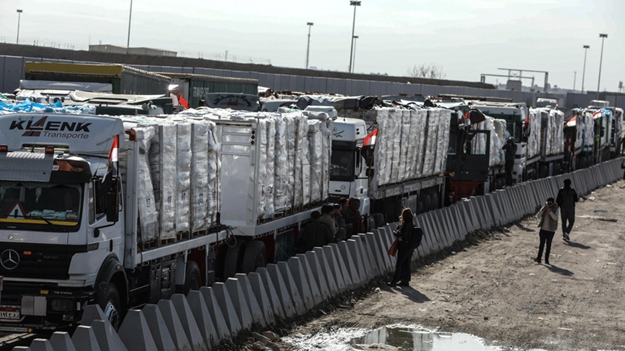 Gazze’ye yardım tırları yola çıktı! Mısır sınırında uzun kuyruklar oluştu