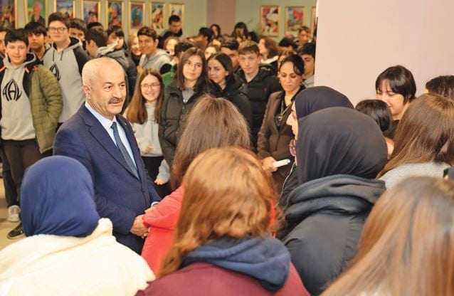 Gebze Belediyesi’nden üniversiteyi ilk defa kazanan öğrencilere 12 bin TL destek