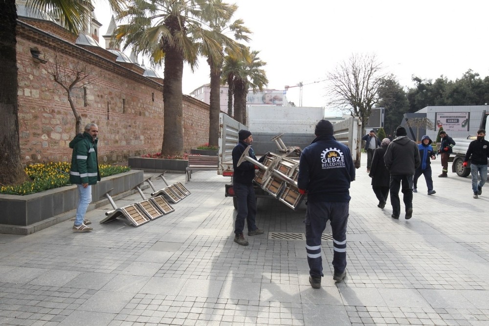 Gebze meydanındaki banklar korona virüs tedbirleri için kaldırıldı 