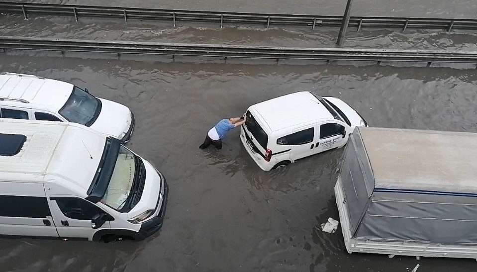 Gebze’de araçlar yağmur suyu ile dolan alt geçitte kaldı 