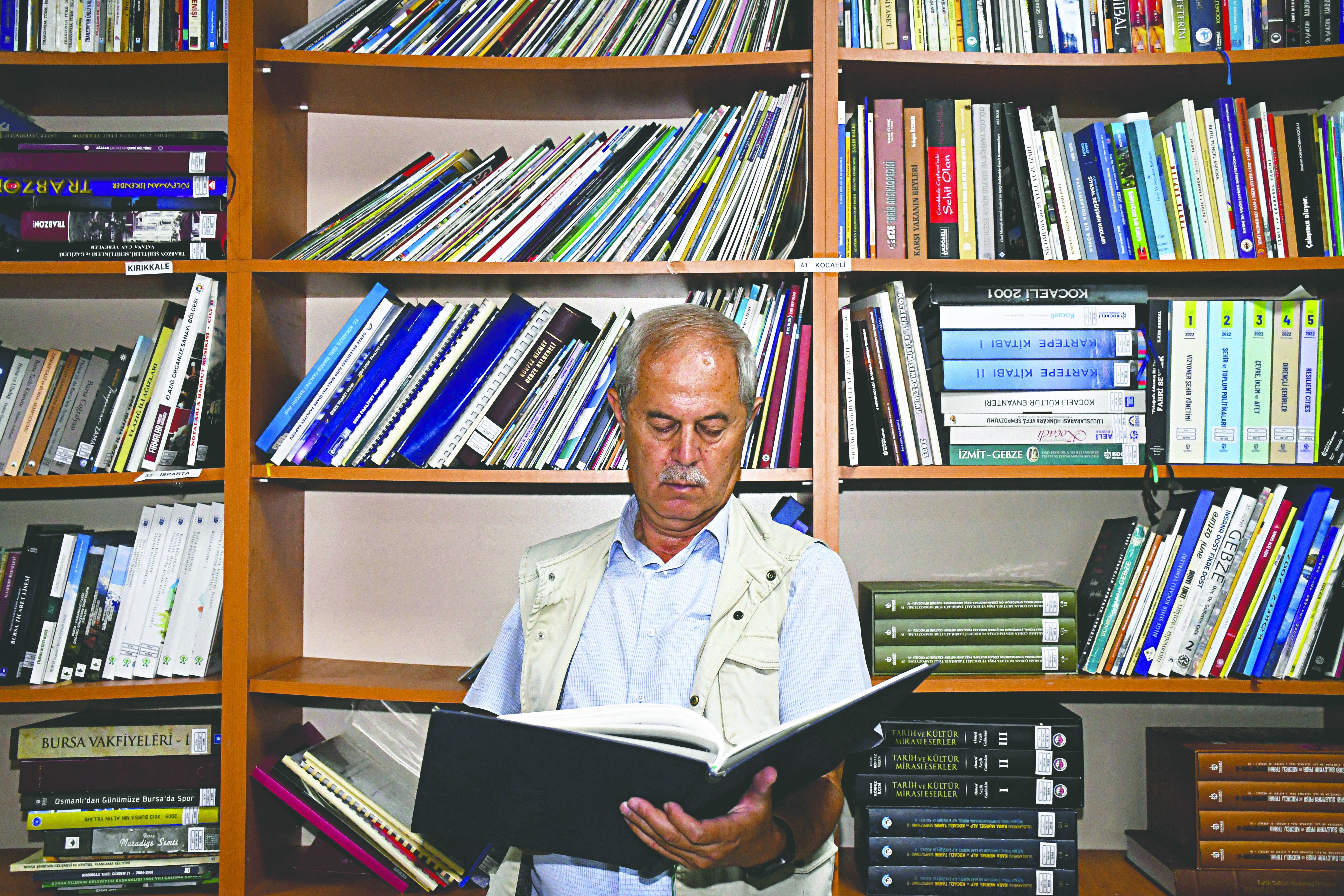 Gebze’de atıl dükkanı kütüphaneye çevirdi