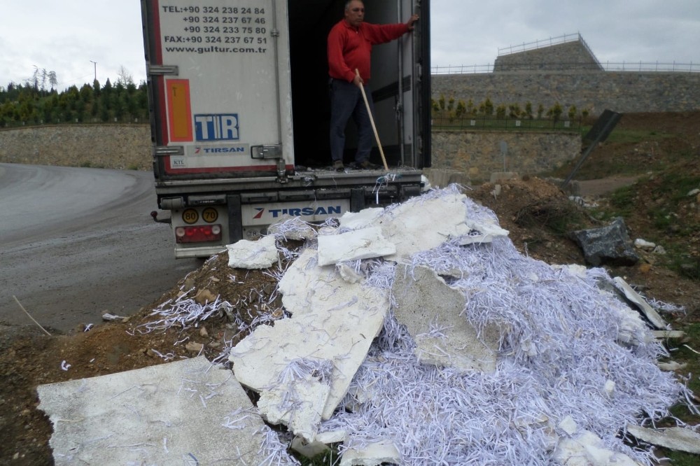 Gebze’de boş araziye kaçak atık döken firmaya ceza 