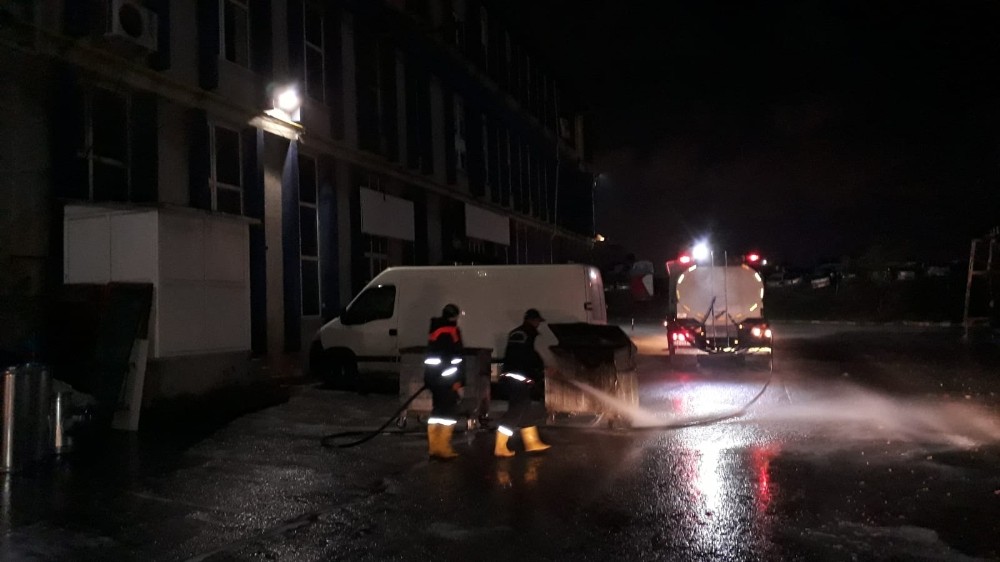 Gebze’de gece yarısı dezenfekte mesaisi 