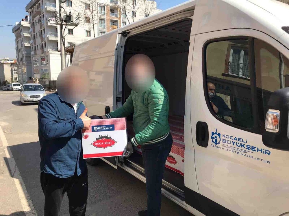 Gebze’de ihtiyaç sahiplerine gıda kolisi desteği 