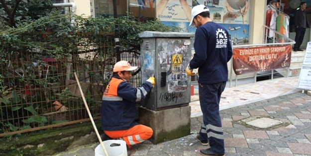 Gebze’de izinsiz ilanlar sökülüyor