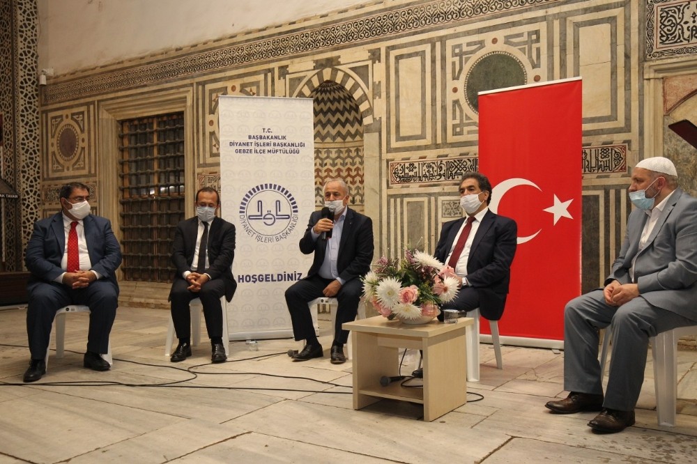 Gebze’de Kadir Gecesi’nde dualar edildi 