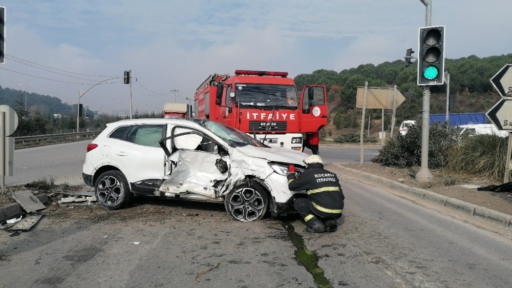 Gebze’de kamyonla cip çarpıştı: 2 ağır yaralı 