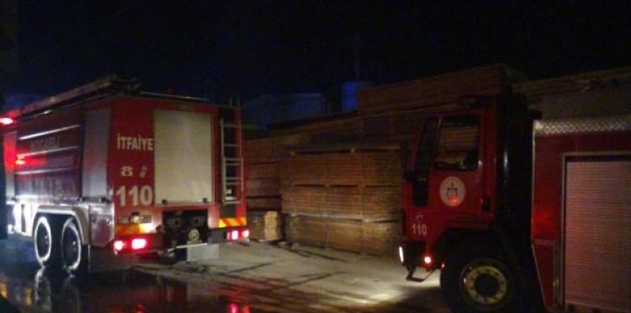 Gebze'de kereste deposunda yangın çıktı