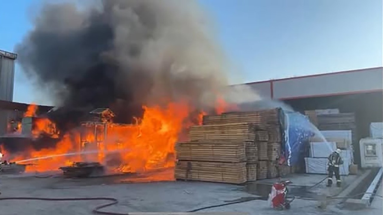 Gebze'de kereste deposunda yangın