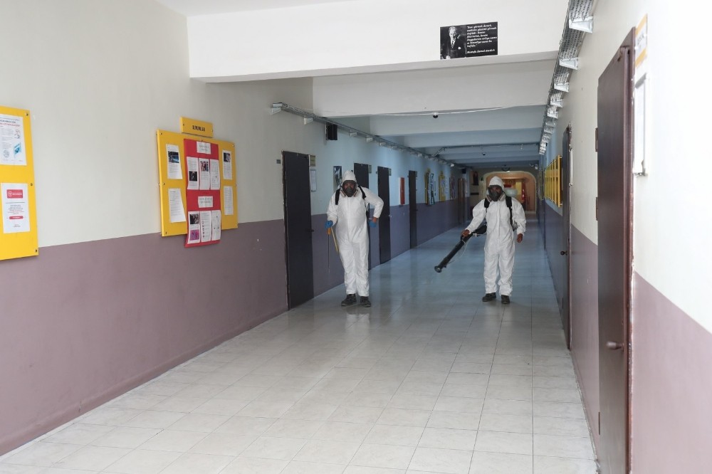 Gebze’de okullar sınavlar için dezenfekte edildi 